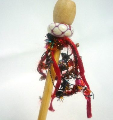 aiguille-pic-a-cheveux-accessoire-en-bambou-et-verre-contemporain-perle-rouge-a-pois-ivoire