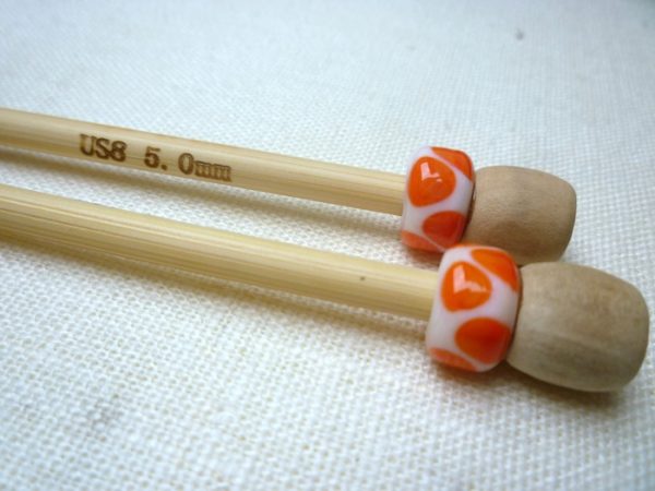 aiguilles-a-tricoter-5mm-creations-artisanat-dart-fileur-de-verre-au-chalumeau-perle-de-verre-a-pois-orange