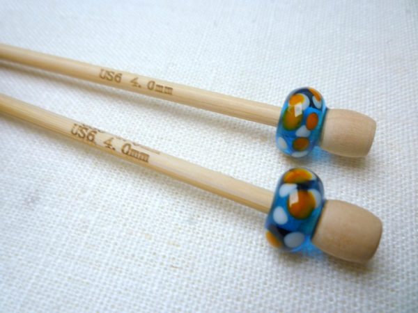 perles-bleu-a-pois-verre-de-murano-aiguilles-tricot-unique-artisan-dart