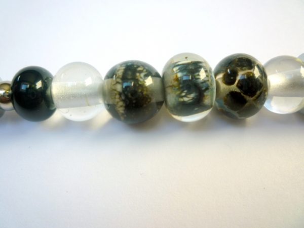 perles-de-verre-cristal-et-verre-ivoire-lapis