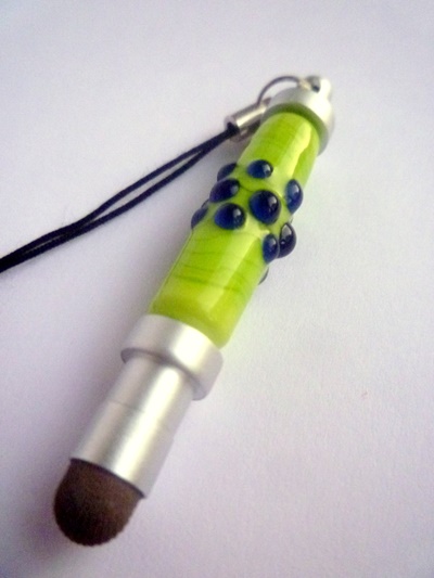 mini-stylet-avec-fixation-jack-accessoires-ecrans-tactiles-perle-de-verre-verte-a-pois-bleus