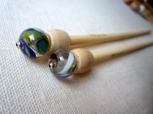 createur-verrier-perles-de-verre-au-chalumeau-tourbillon-de-verres-colores-auigilles-tricot-bambou