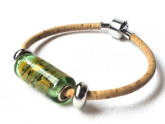 bracelet-en-liege-naturel-et-en-perle-de-verre-transparent-emeraude-clair-et-decor-moutarde-et-kaki