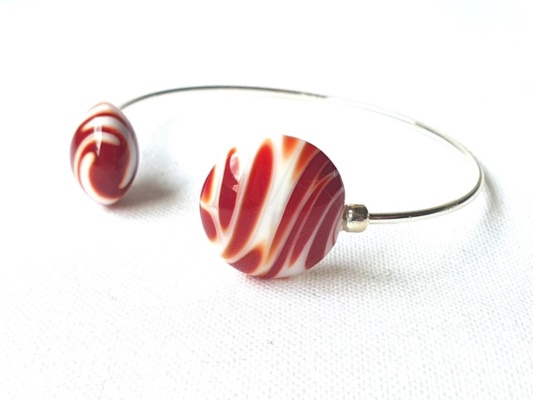 bracelet-jonc-perles-en-verre-de-murano-rouge-et-blanches-taille-reglable