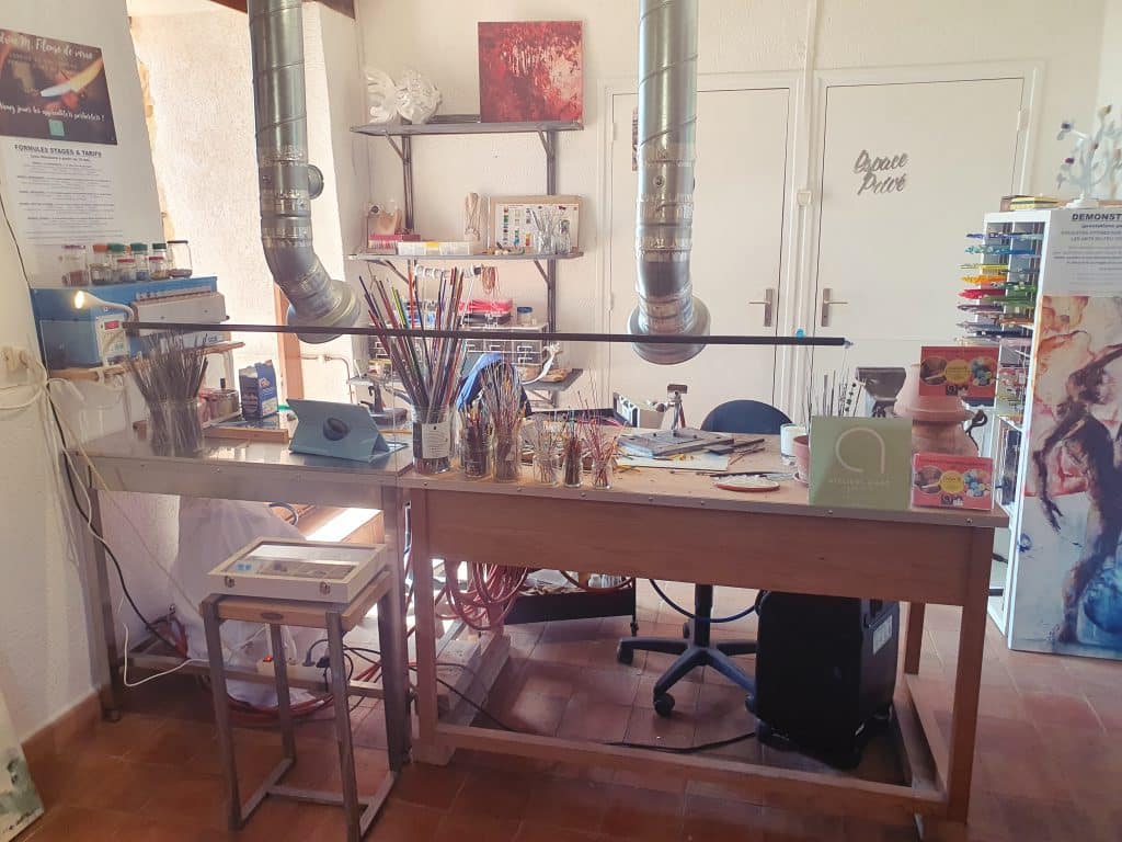 atelier-d-art-de-france-artisan-verrier-au-chalumeau-atelier-fileuse-de-verre-oingt-plus-beaux-villages-de-france