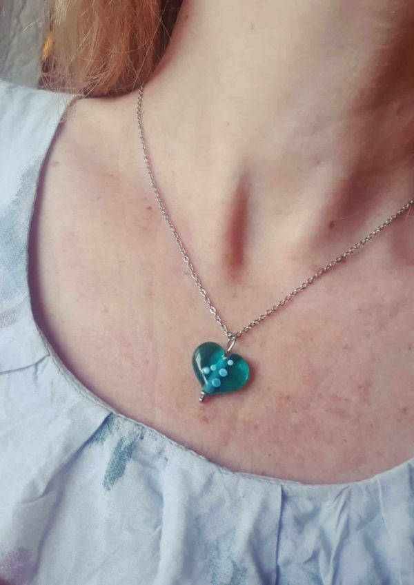 collier-coeur-plat-acier-inoxydable-et-coeur-en-verre-de-murano-file-a-la-flamme