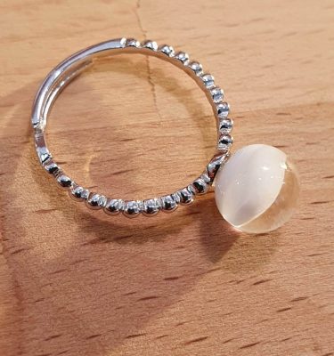 bague-perle-de-verre-blanche-a-la-flamme-Bijou-en-verre-murano
