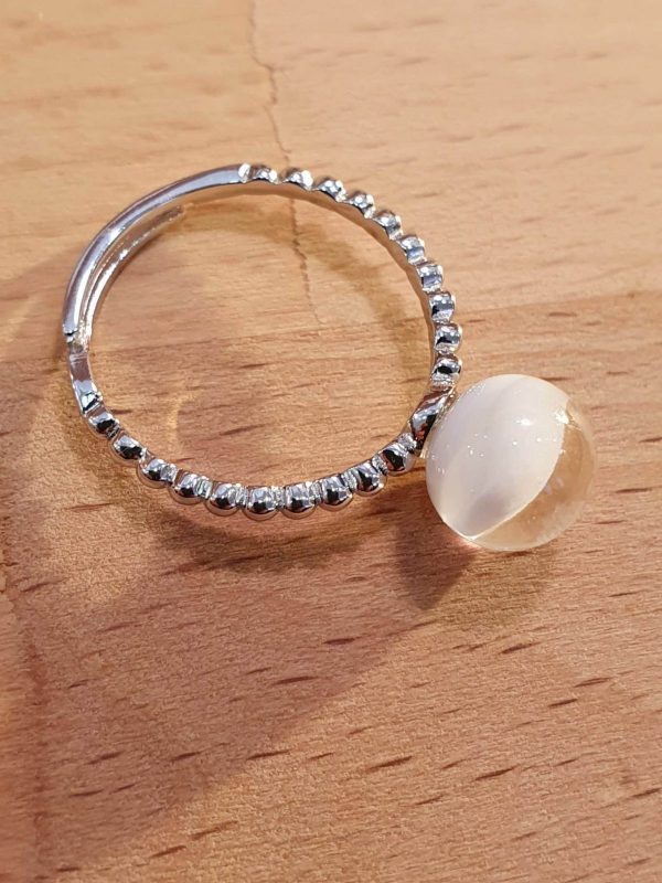 bague-perle-de-verre-blanche-a-la-flamme-Bijou-en-verre-murano