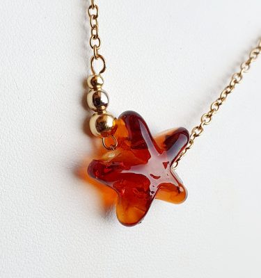 collier-etoile-filante-en-verre-de-murano-ambre