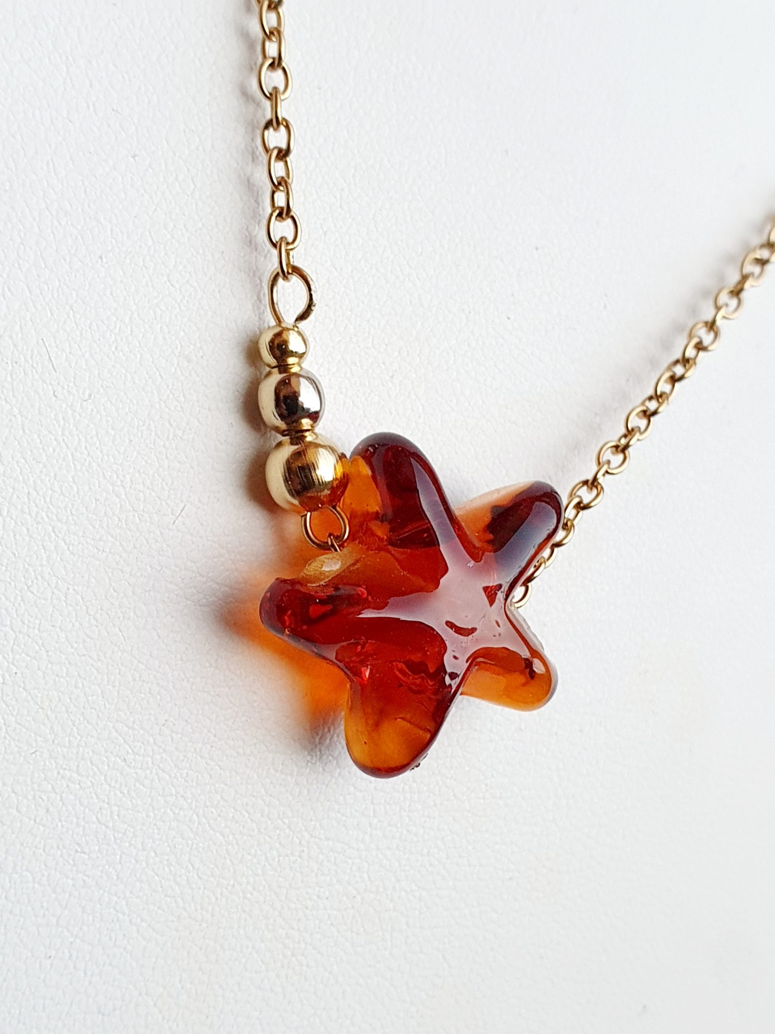 collier-etoile-filante-en-verre-de-murano-ambre